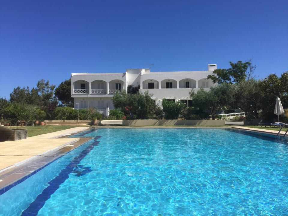 Hotelpool mit Sicht auf das Hotel Hotel Mantenia