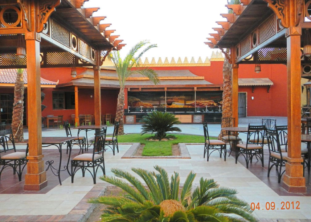 Im Aussenereich der Restaurants Pickalbatros Alf Leila Wa Leila Resort - Neverland Hurghada