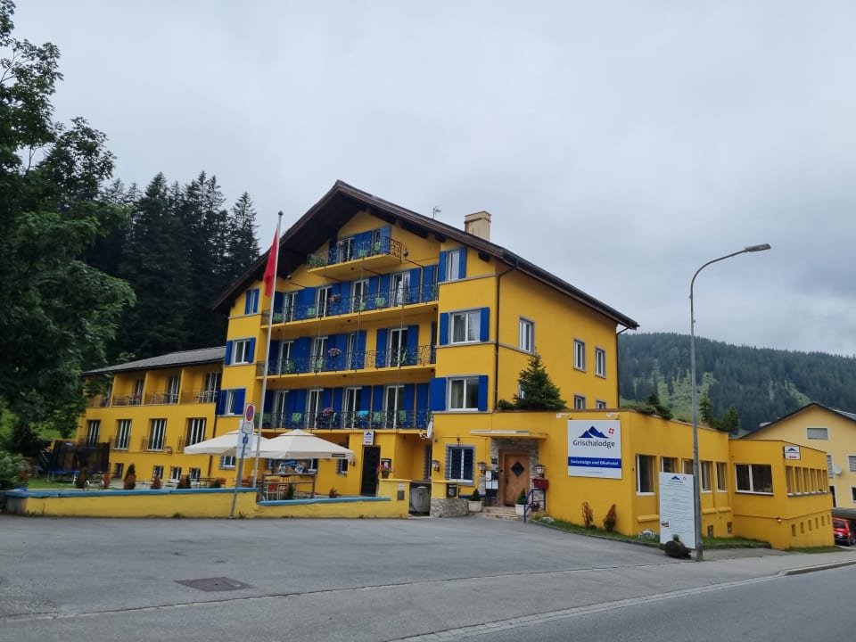 Außenansicht Grischalodge das Hotel mit Bergblick seit 1929