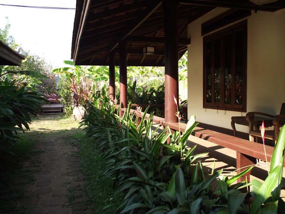 Weg zum Pool ( Bungalows ) Hotel Terres Rouges Lodge