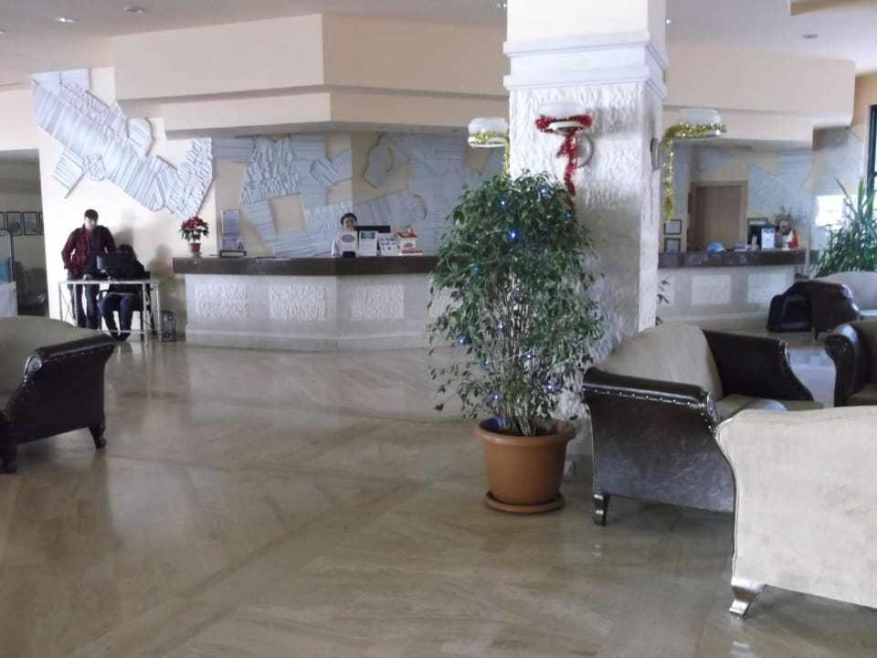 Die Sitzmöbel sind sehr tief Aska Hotel Just in Beach