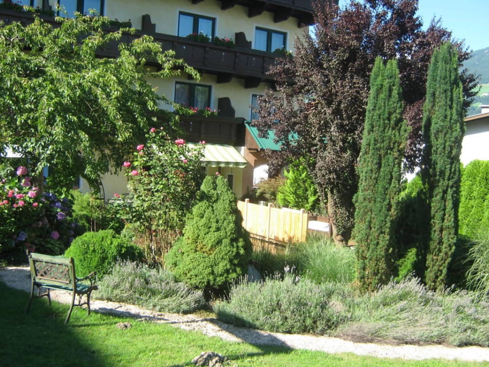 Herrliche Bäume und Sträucher Hotel Landhaus Zillertal
