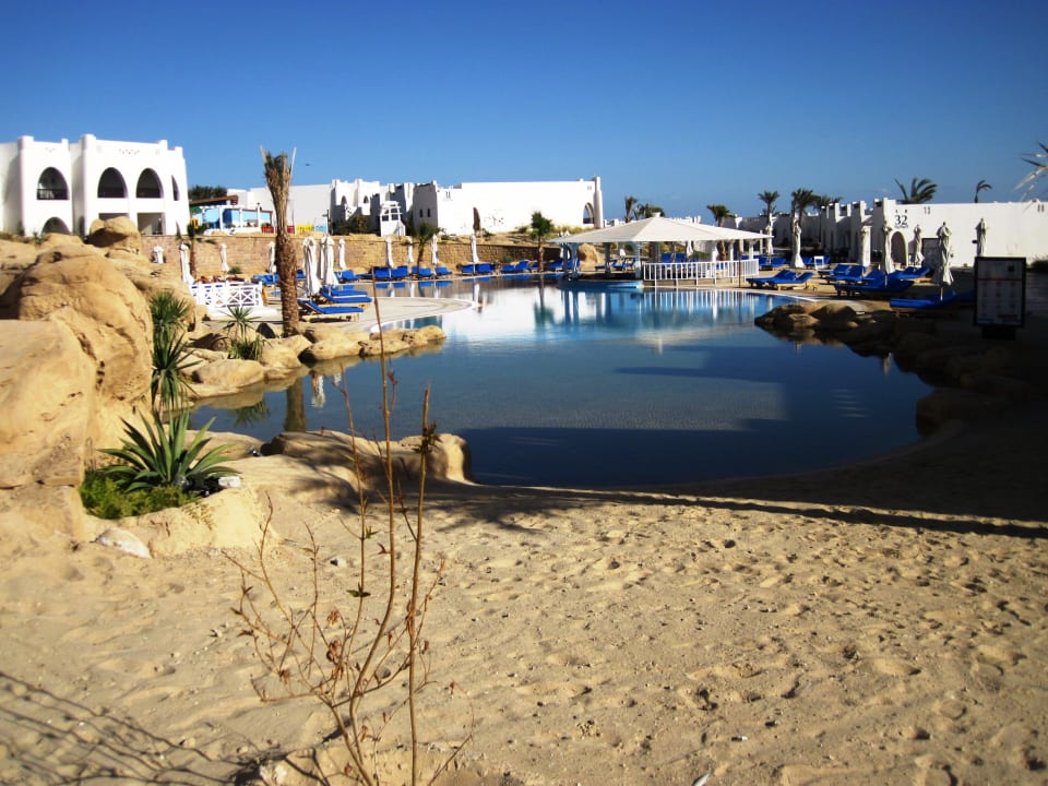 Pool mit Sandstrand Hilton Marsa Alam Nubian Resort
