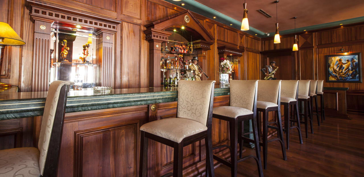 Le Churchill Bar Zaki Suites Hotel & Spa