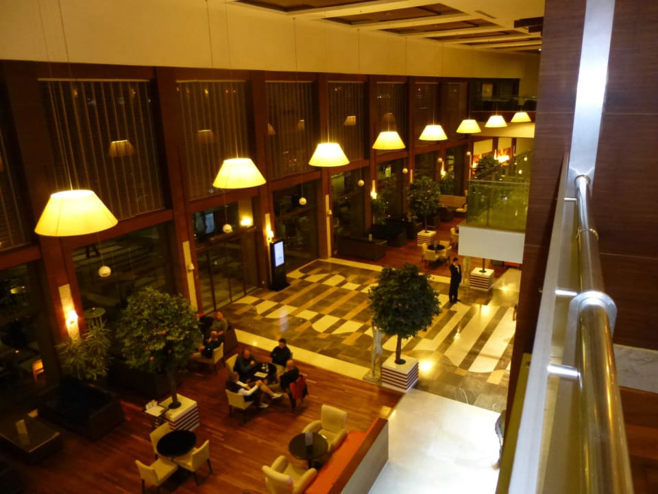 Blick von der Empore in den unteren Bereich Voyage Belek Golf & Spa