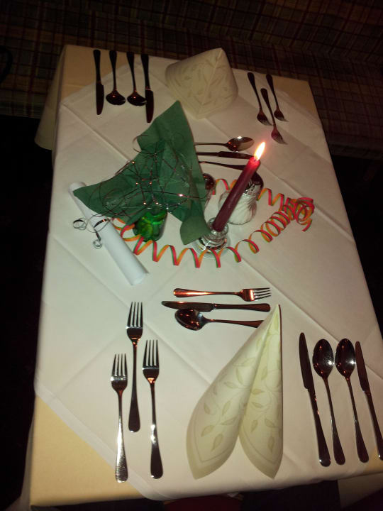 Silvesterdekoration auf dem Tisch Hotel Hahnbaum