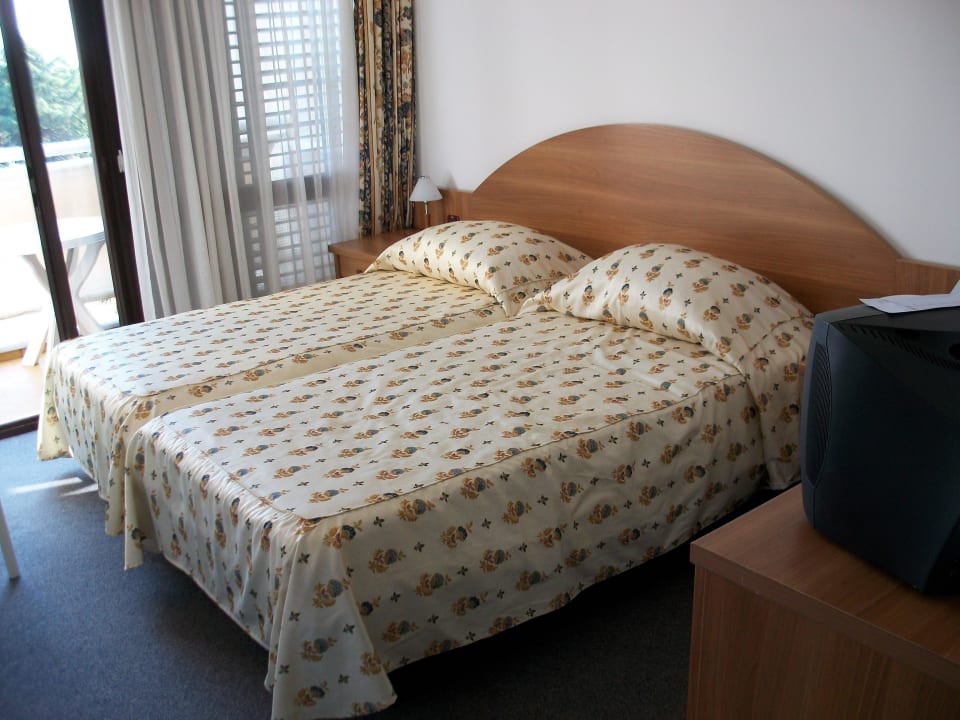 Schönes Zimmer mit Blick zum Pool und Stadt Valamar Parentino Hotel