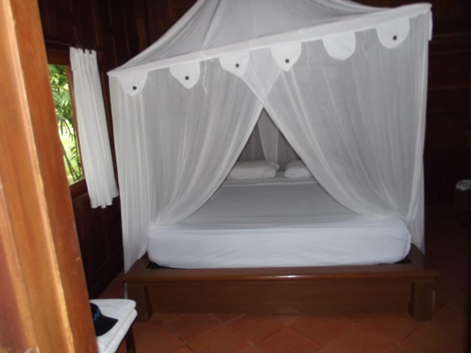 Bett im Bungalow 5 Hotel Baan Mai Cottages, Ko Lone