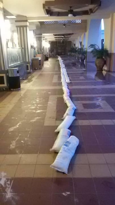 Falsches Gefälle, Wasser läuft in die Lobby Hotel Riu Touareg