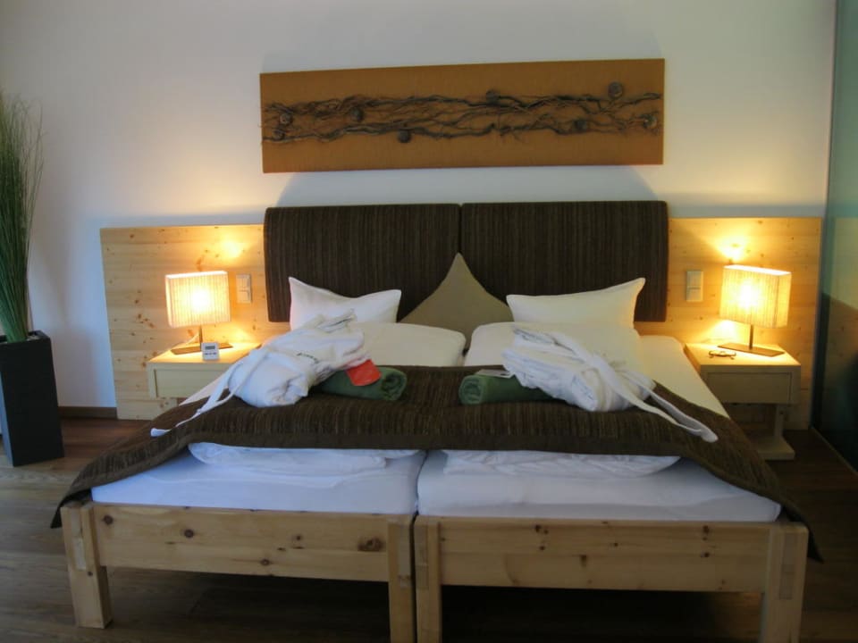 Schönes großes Doppelbett Spa Hotel Zedern Klang