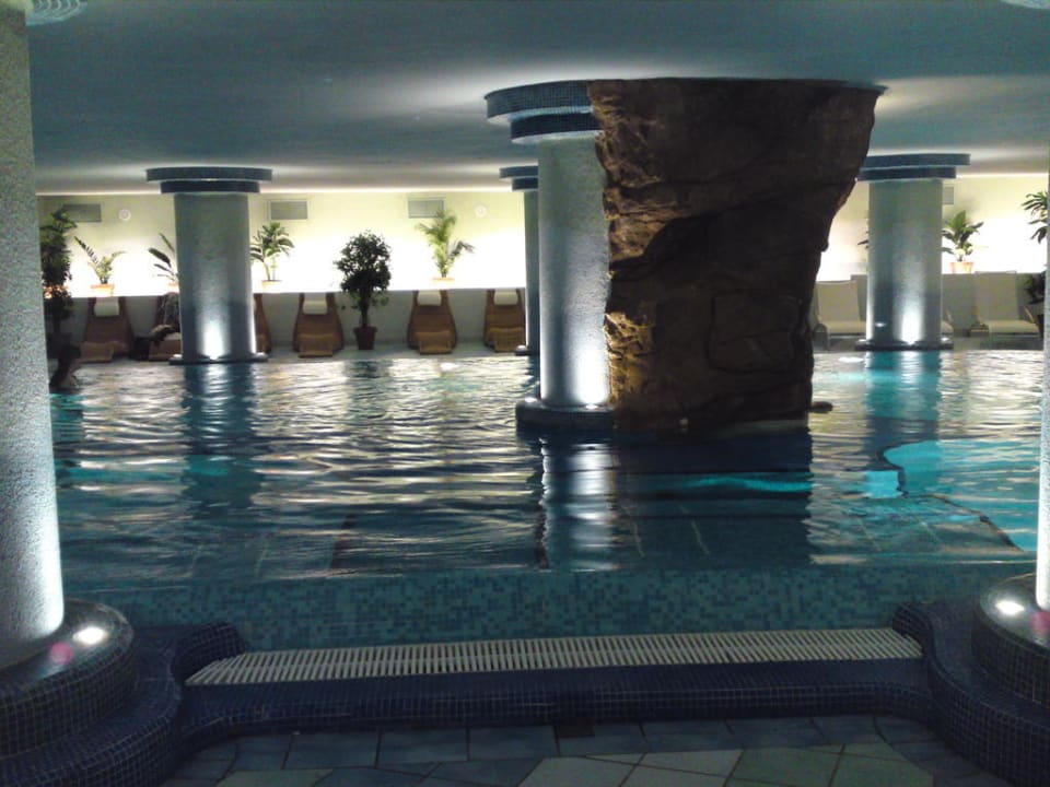 Pool im Keller Bull Escorial & Spa