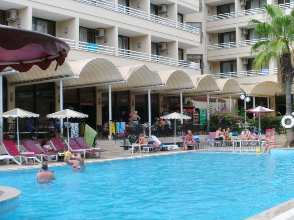 Der kleine aber schöne Pool Kayamaris Hotel