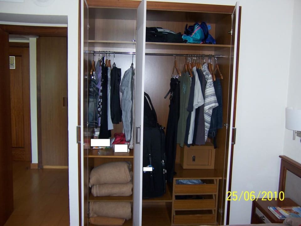Kleiderschrank im Schlafzimmer Aparthotel Ivory Playa
