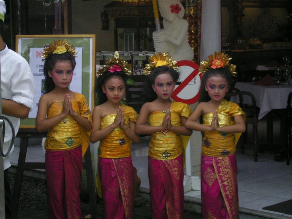 Blumenmädchen für Hochzeitspaare Prama Sanur Beach Bali