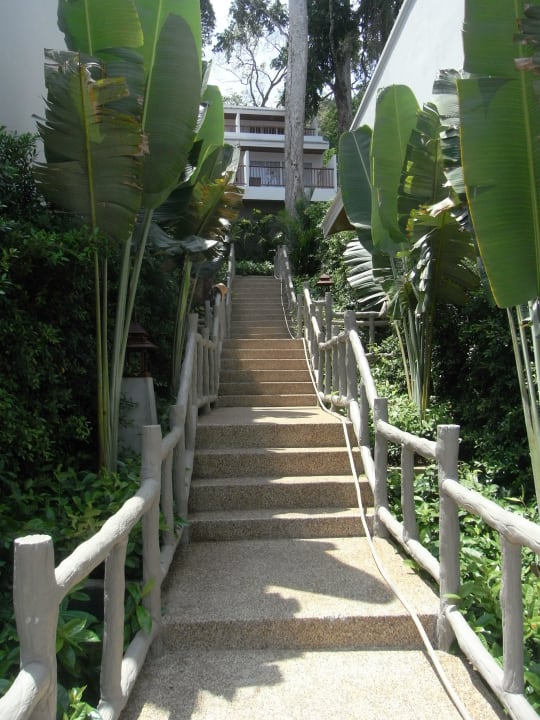 Treppen im Hang SENTIDO Khao Lak