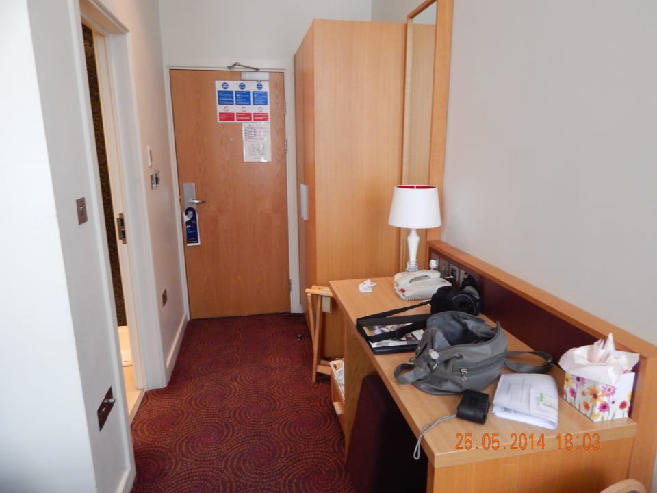Blick zur Tür, Schrank ibis Styles London Gloucester Road