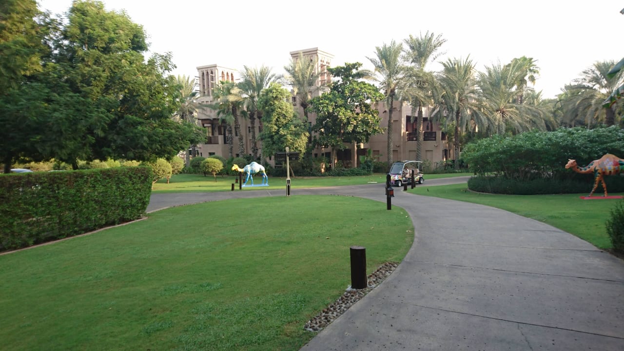 Gartenanlage mit Villa Jumeirah Dar Al Masyaf