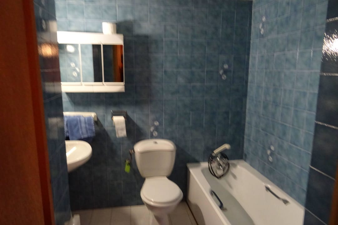 Bad, man beachte die Fliesen Hotel Bienvenu