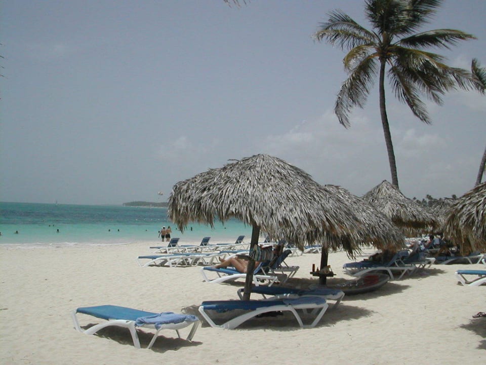 Strand mit Schirm und Liegen Punta Cana Princess All Suites Resort & Spa