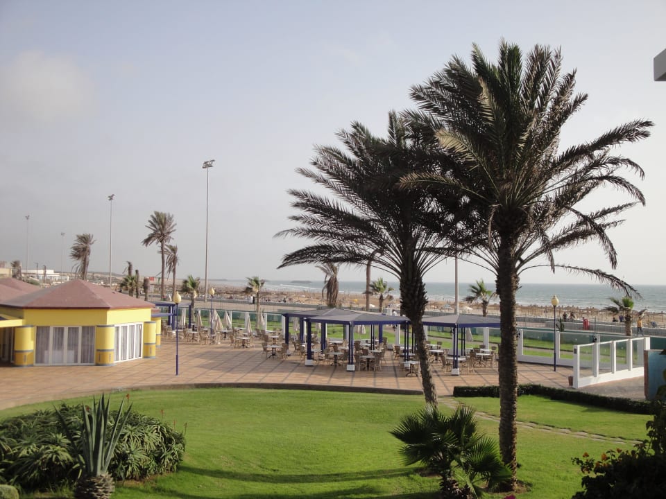 Blivk aus dem Zimmer auf Poolbar und Strand Iberostar Waves Founty Beach