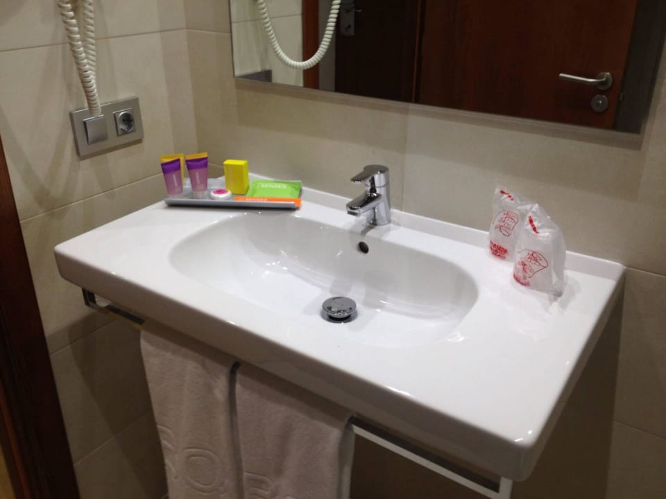 Waschbecken mit Pflegeprodukten BQ Can Picafort
