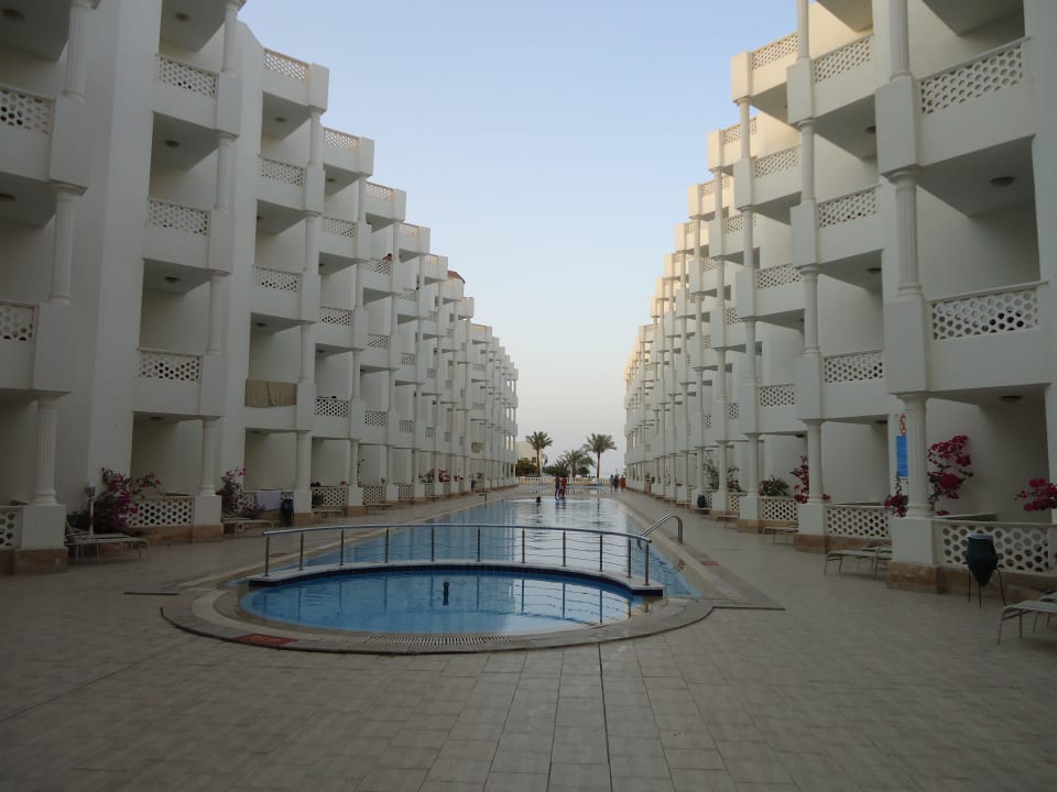 Выход во двор отеля. Дорога к пляжу. Emerald Resort & Aqua Park