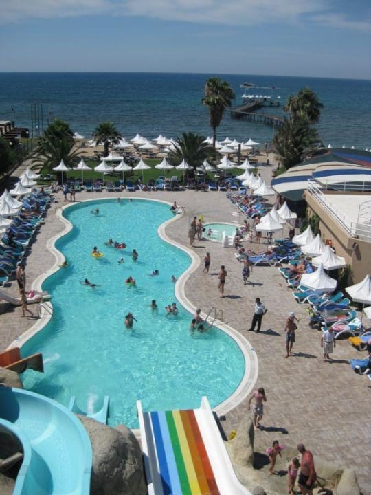 Ausblick in den Pool mit den Wasserrutschen Turquoise Hotel