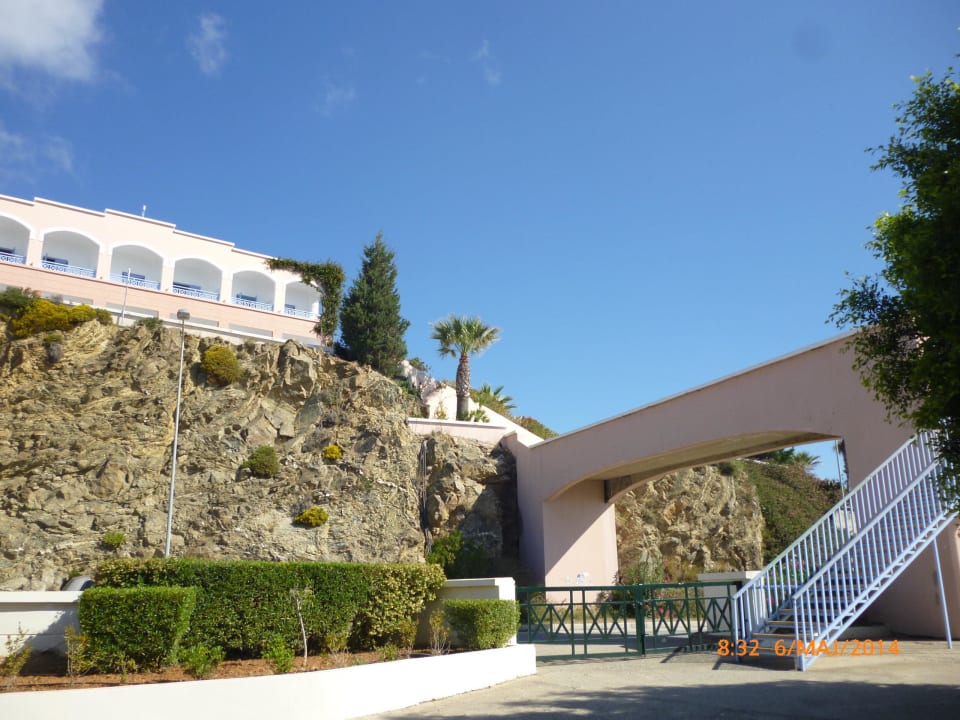 Przejście nad ulicą na plażę Mitsis Rodos Village