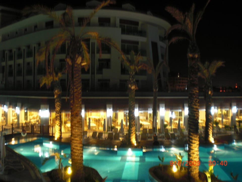 Außenbereich bei Nacht Sunis Evren Beach Resort Hotel & Spa