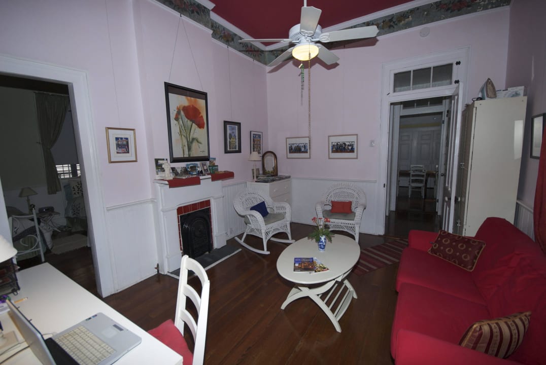 Guest parlor Hotel The Burgundy Bed and Breakfast