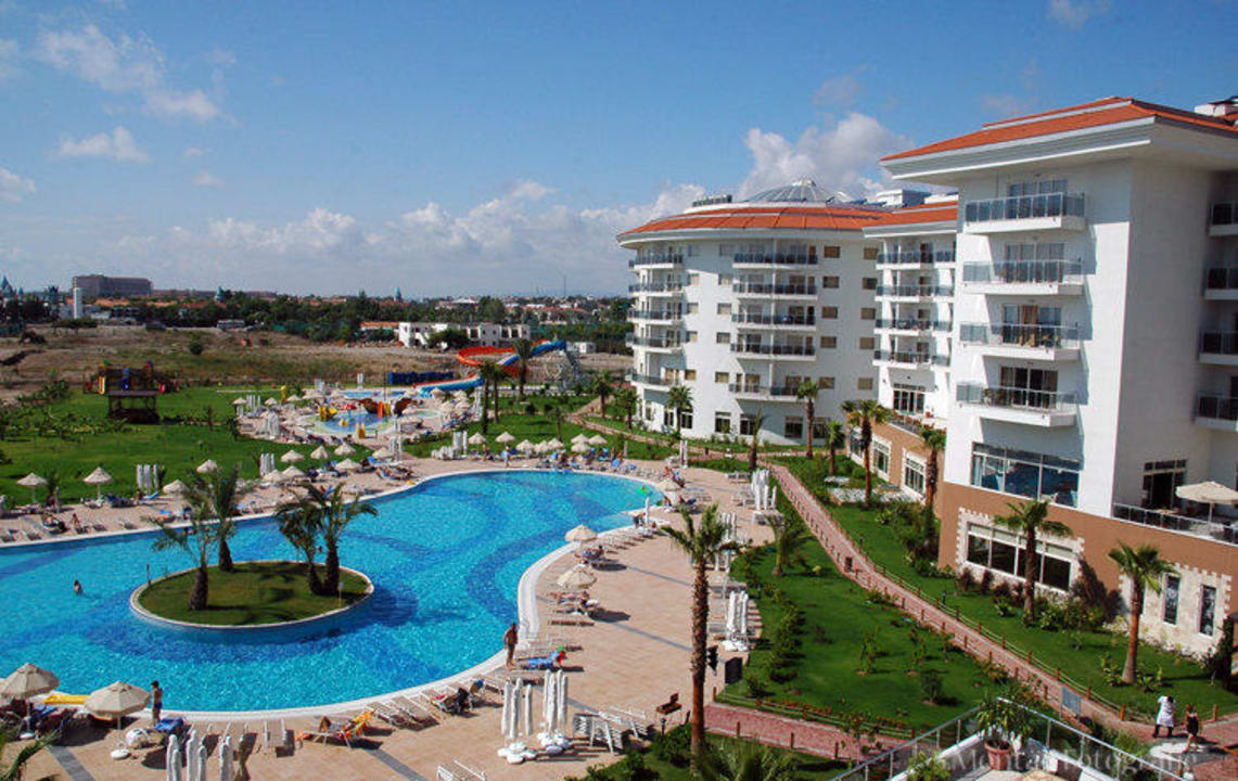 Vorderer Teil der Gartenanlage und Hotel Seaden Sea World Resort & Spa