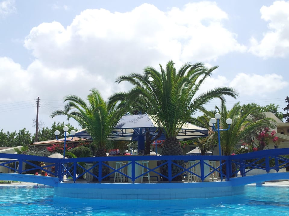 Pool mit Poolbar Hotel Filerimos Village