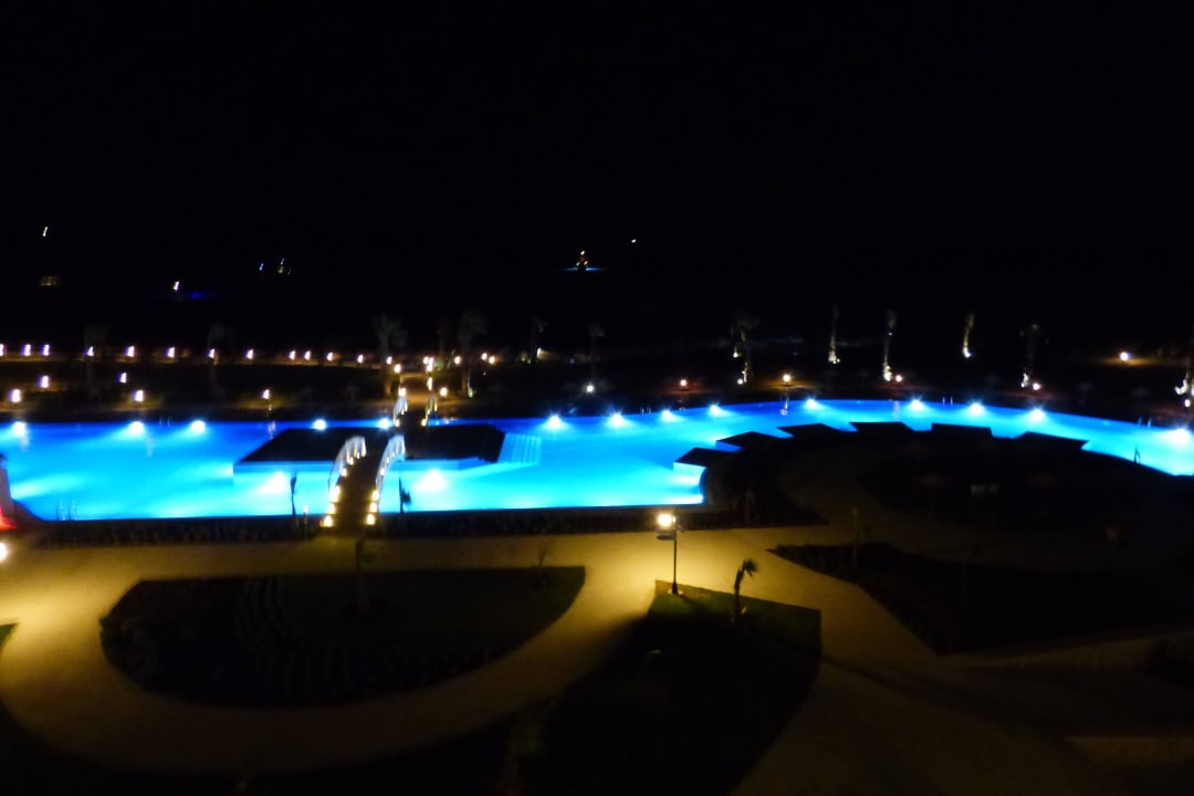 Aussicht auf die Poolanlage bei Nacht Alkoclar Exclusive Alacati