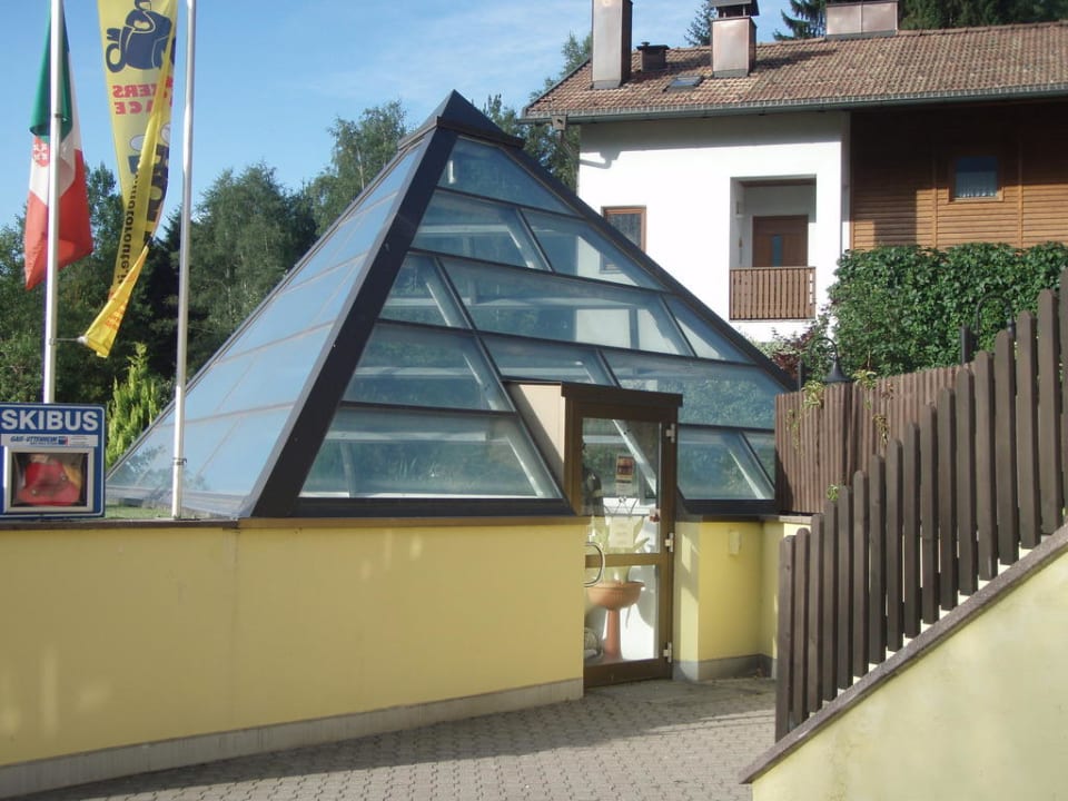 Eingang ins Helmmuseum Hotel Burgfrieden