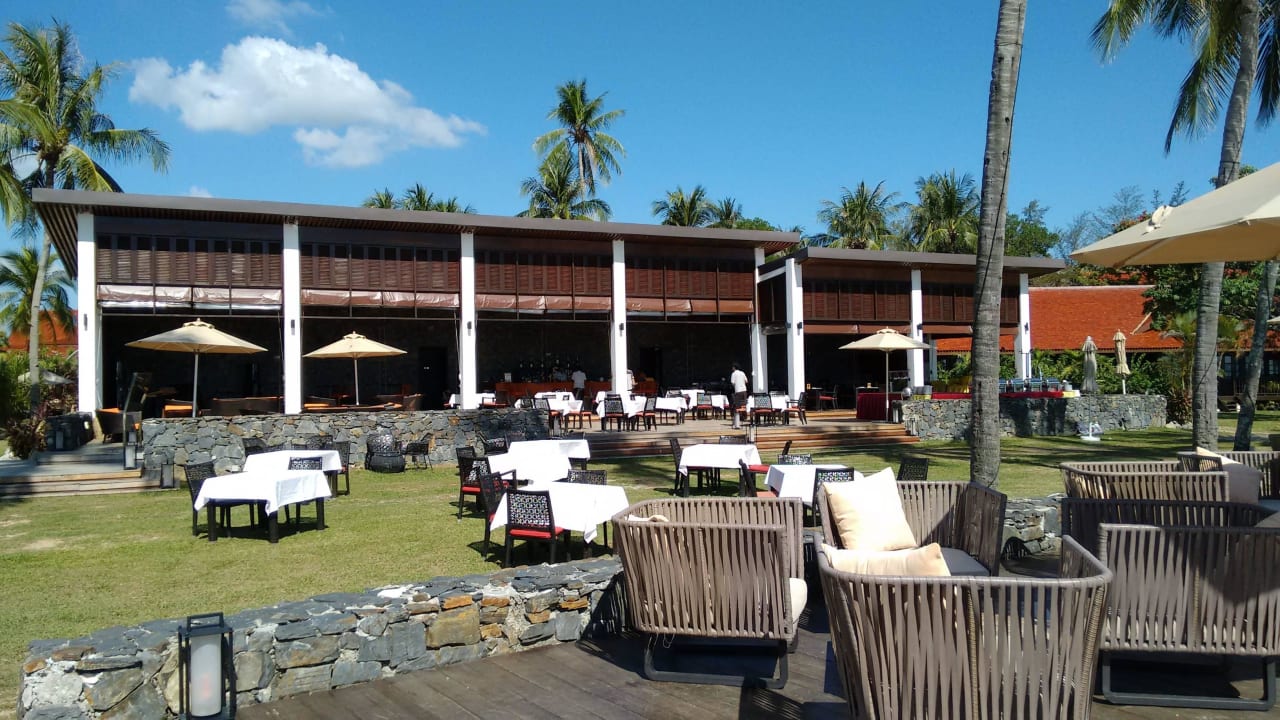 Blick vom Strand zur Cuba Bar Pelangi Beach Resort & Spa