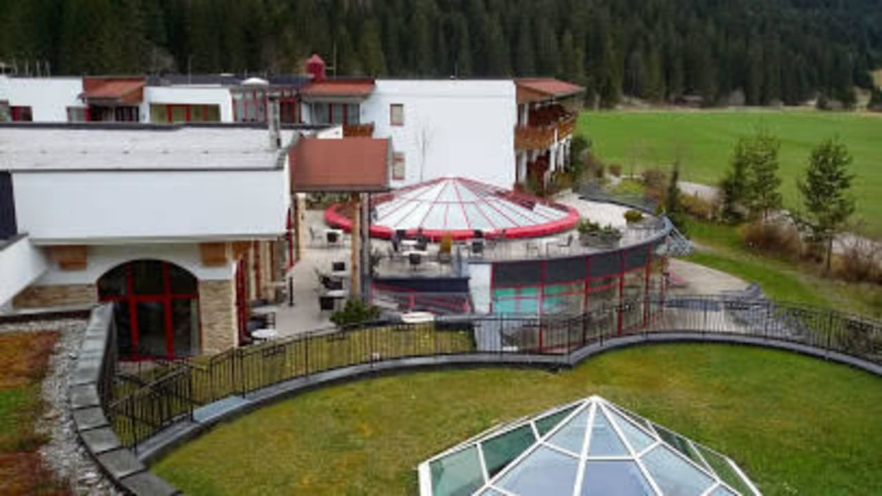 Blick auf Innenhof Hotel Tyrol am Haldensee