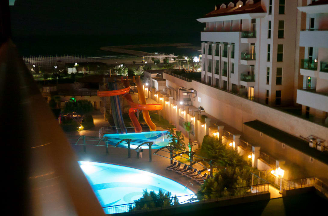 Poolbereich und angrenzendes Hotel Aydinbey Kings Palace & Spa