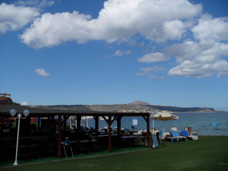 Bar na plaży z drinkami i przekąskami Kiani Beach Resort Family All Inclusive