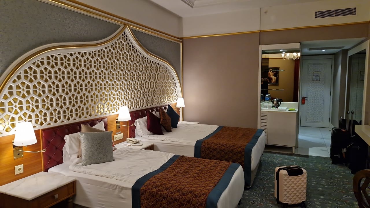 Zimmer Royal Taj Mahal Hotel