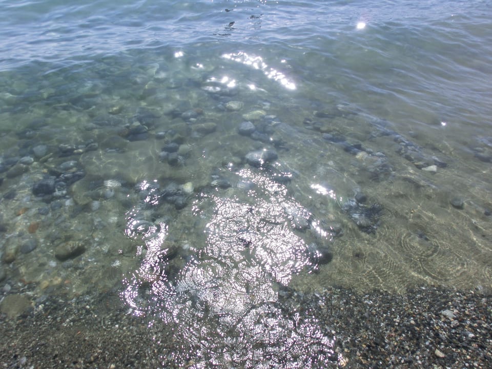 Beschriebene Steine im Meer Alianthos Garden Hotel