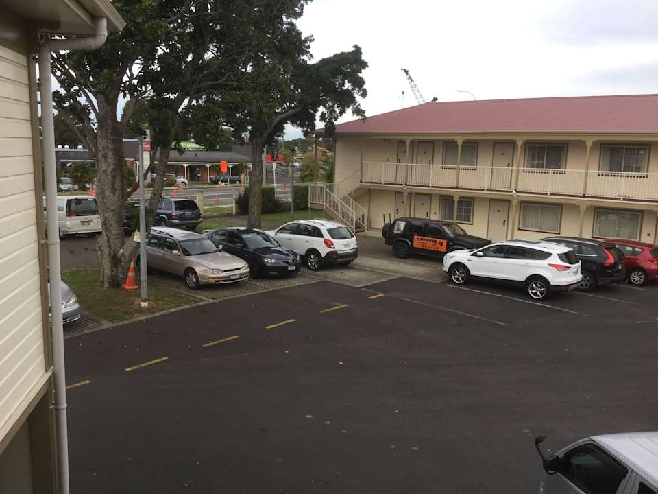 Blick auf Parkplatz BKs Pioneer Motel