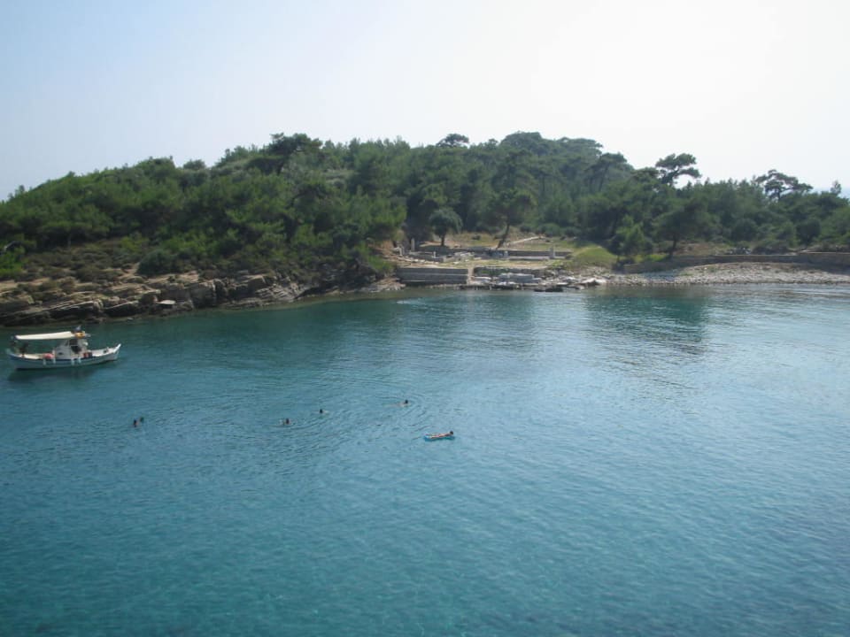 Blick von der Terrasse an der archäologischen Stät Gorgona Rooms