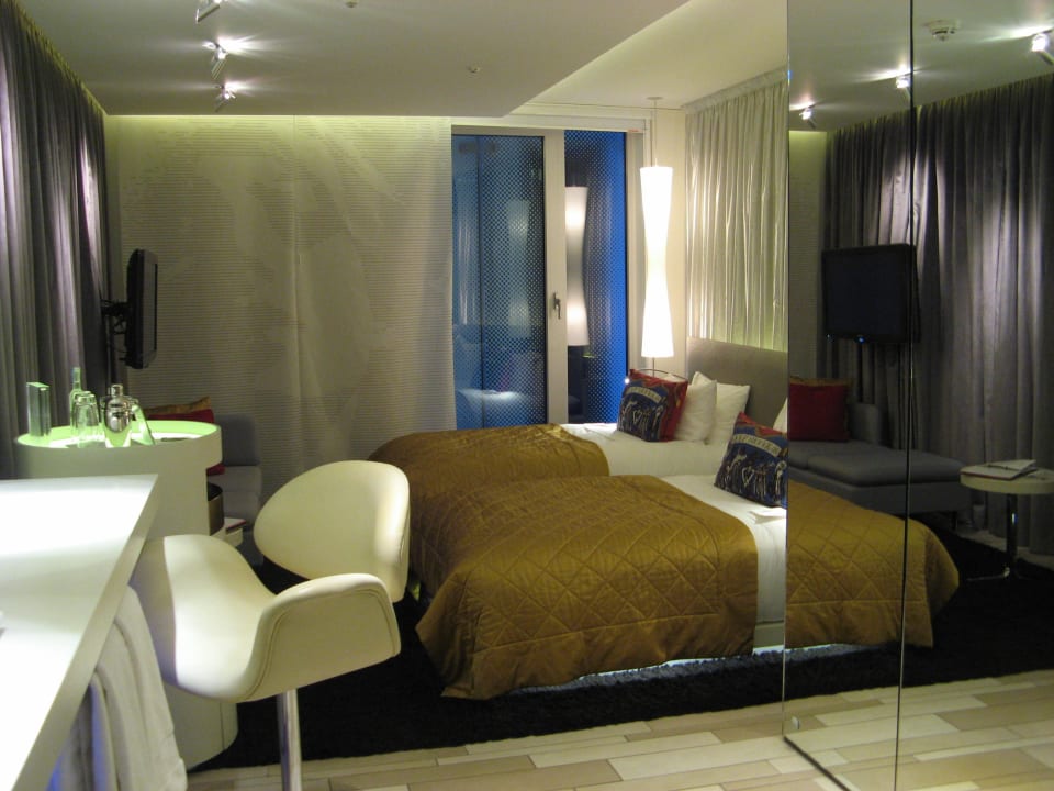 Zimmer (Dusche + WC hinter den Glastüren rechts) W London - Leicester Square