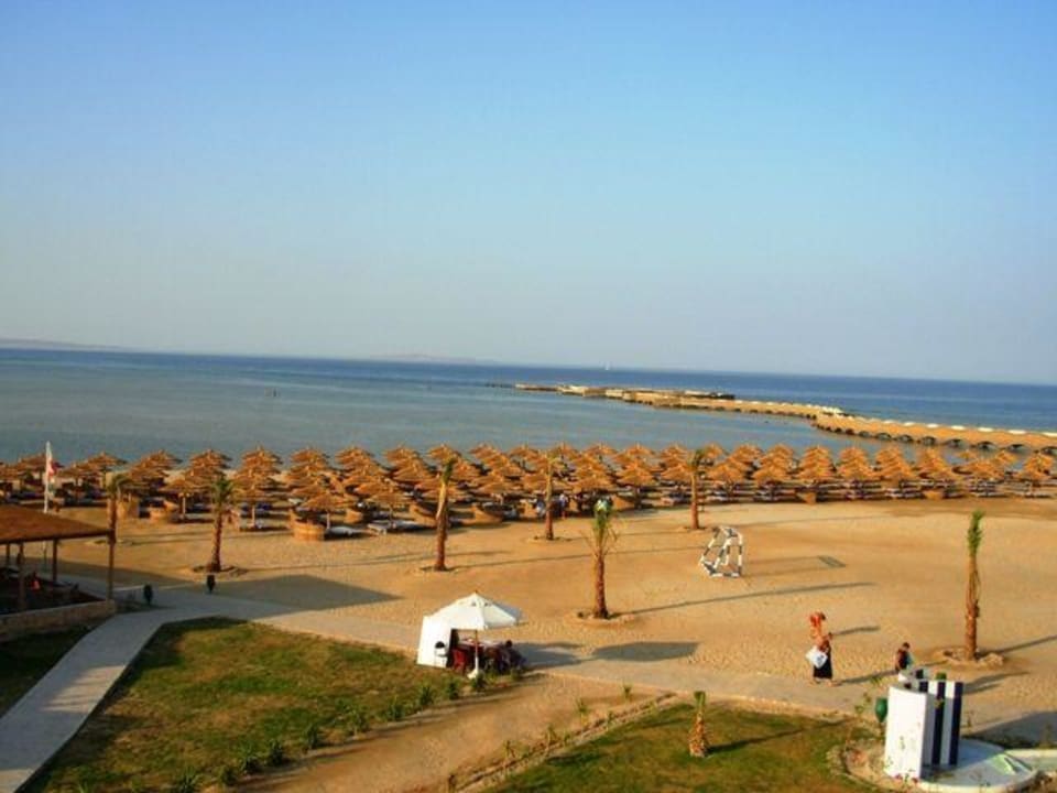 Plage et pont qui ammène au mur de corail Titanic Beach Spa & Aqua Park