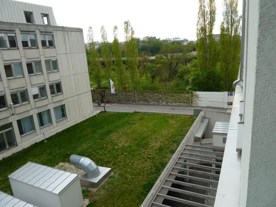 Blick auf Belvedere-Garten Lindner Hotel Vienna Am Belvedere, part of JdV by Hyatt