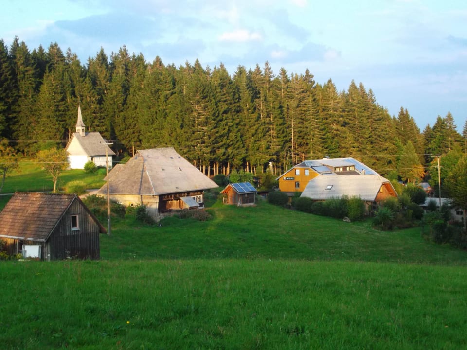 Kolmenhof mit Martinskapelle Gasthaus Kolmenhof an der Donauquelle