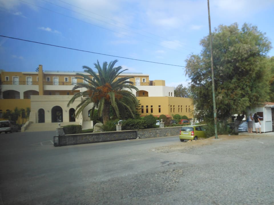 Ansicht von der Straße her Vantaris Luxury Beach Resort