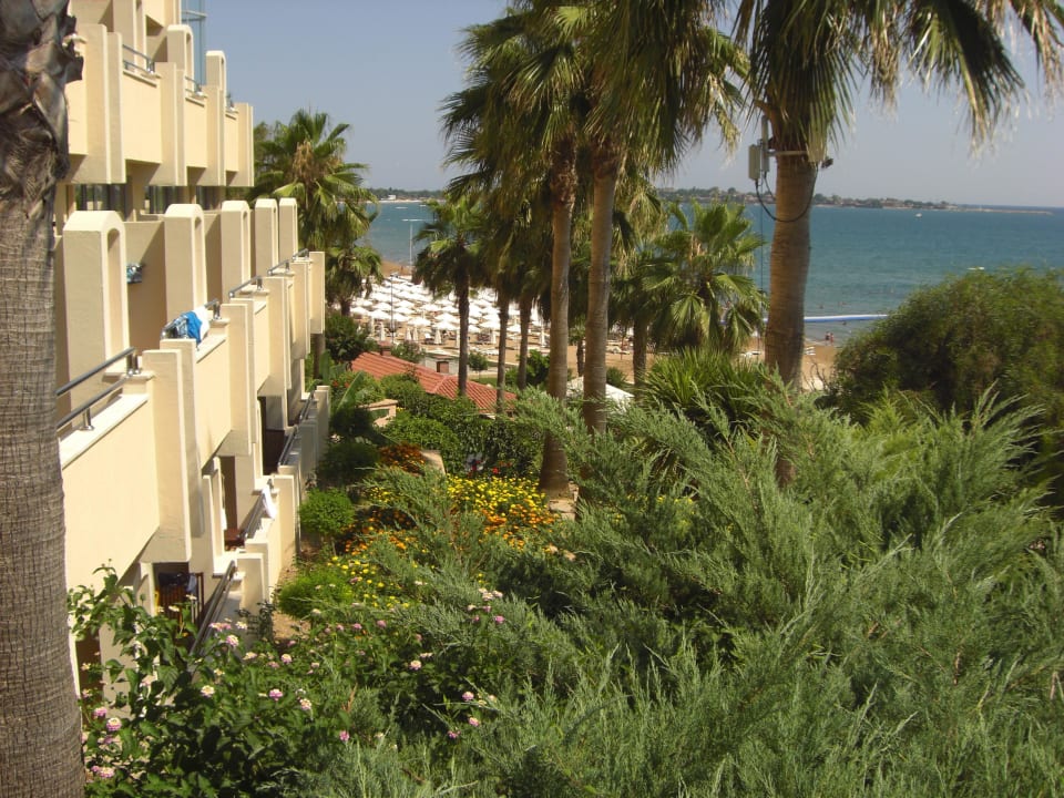 Ausblick von den Treppen zwischen Strand und Hotel Melas Resort Hotel