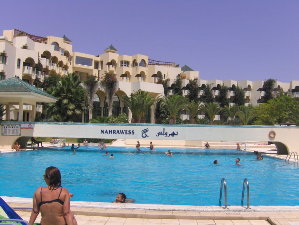 Basen przy hotelu Nahrawess Resort & Thalasso