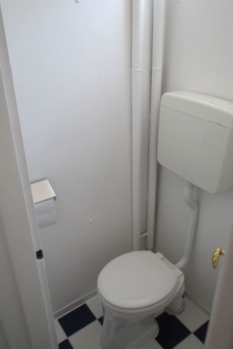 Veraltete, kleine Toilette ohne Lavabo Hotel Papageno